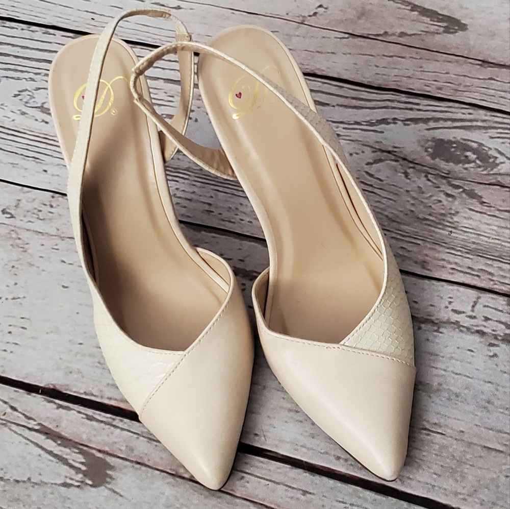 Heart in D snake print accent slingback heels cream size 9